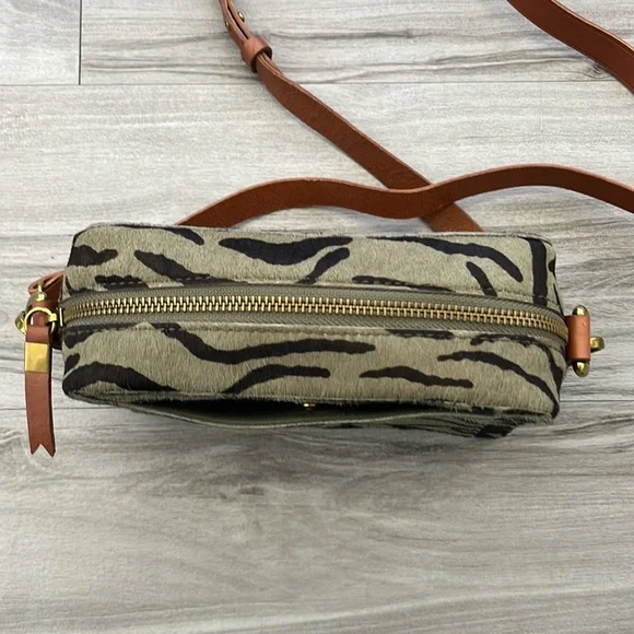 💚NWT🤎 Madewell The Transport Camera Bag: Tiger Calf Hair Edition Green Olive - Picture 11 of 12